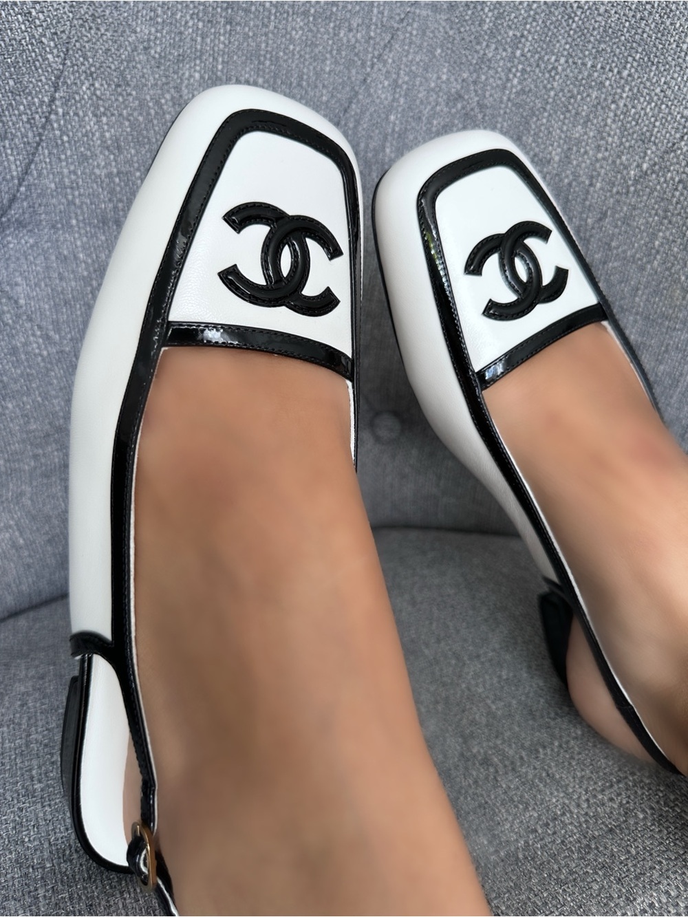 2026B CHANEL WHITE AND BLACK LEATHER SLINGBACKS SHOES with GOLD CC LOGO 38.5